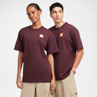 Nike SB Skate T-Shirt in Burgundy Crush with ribbed collar and relaxed fit.