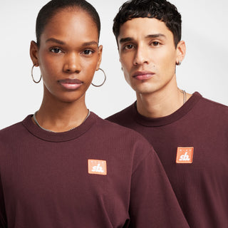 Nike SB Skate T-Shirt in Burgundy Crush with ribbed collar and relaxed fit.