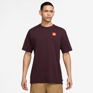 Nike SB Skate T-Shirt in Burgundy Crush with ribbed collar and relaxed fit.