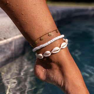 Gold seashell anklet with 18K plating, hypoallergenic, adjustable chain, and water-resistant design.