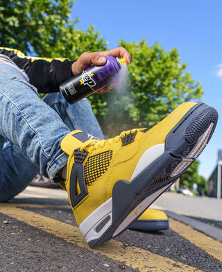 Crep Protect Spray bottle, invisible sneaker protection against liquids and stains, for leather and suede.